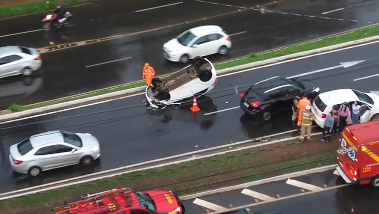 Motorista tentou desviar do carro da frente e acabou capotando na avenida Nicomedes Alves dos Santos - Crédito: Via Drones