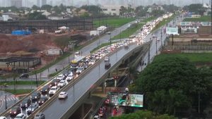 Avenida Nicomedes Alves dos Santos concentra o fluxo entre o centro e a Zona Sul; Ministério Público Federal alerta para risco de colapso urbano na Zona Sul de Uberlândia.