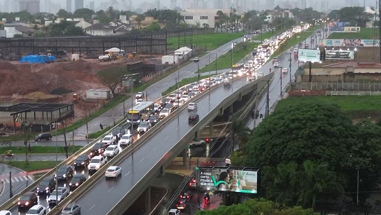 Acidente provocou um grande engarrafamento na na avenida Nicomedes Alves dos Santos Acidente provocou um grande engarrafamento na na avenida Nicomedes Alves dos Santos