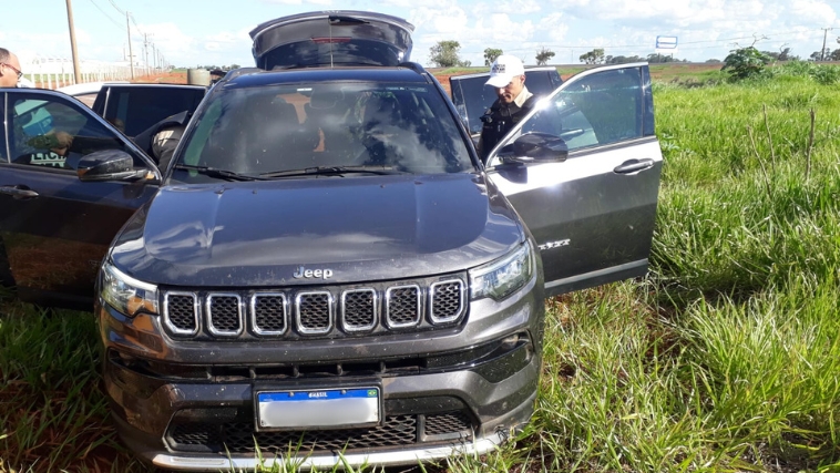 Motorista fugiu dos policiais em alta velocidade Motorista fugiu dos policiais em alta velocidade