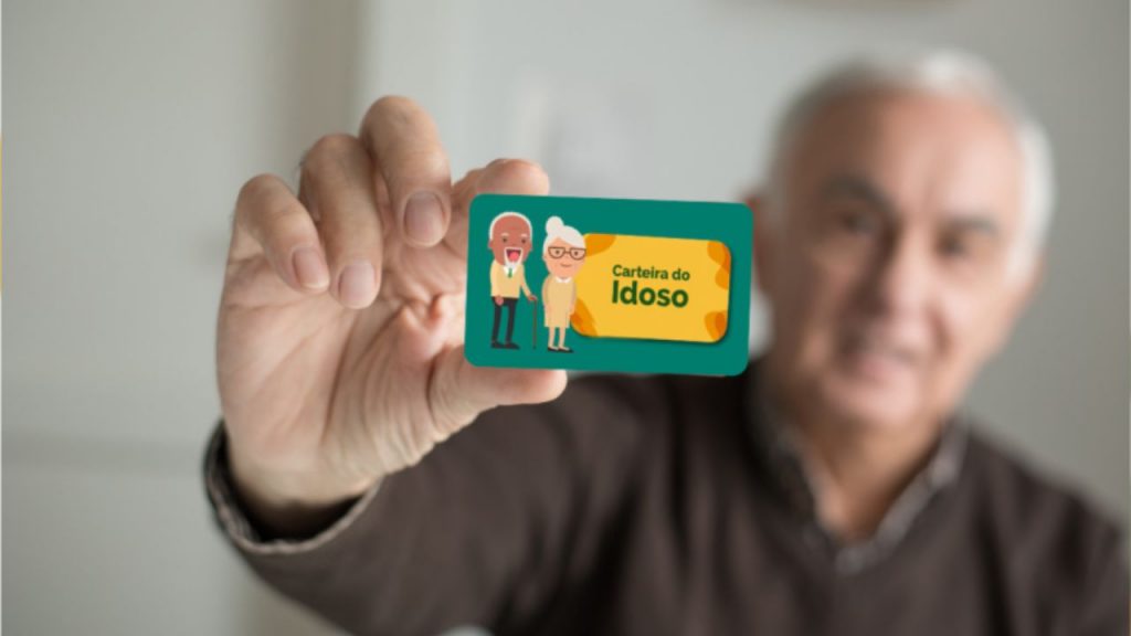 Homem segurando Carteira do Idoso
