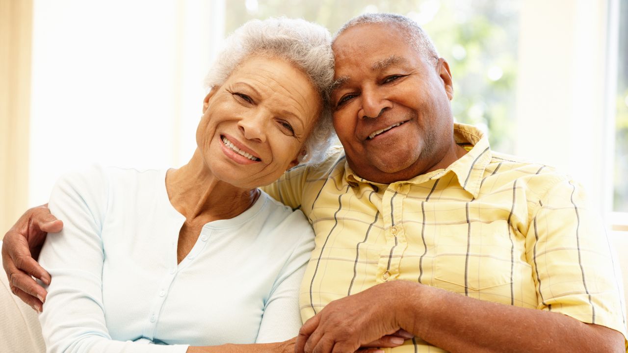 Casal de idosos se abraçando. Estudos revelam idade diferente sobre quando começamos a envelhecer.