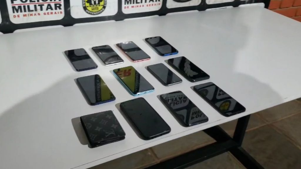Durante a prisão dos criminosos, polícia encontra 12 celulares apreendidos no veículo, indicativo de um esquema de estelionato em operação. Durante a prisão dos criminosos, polícia encontra 12 celulares apreendidos no veículo, indicativo de um esquema de estelionato em operação.