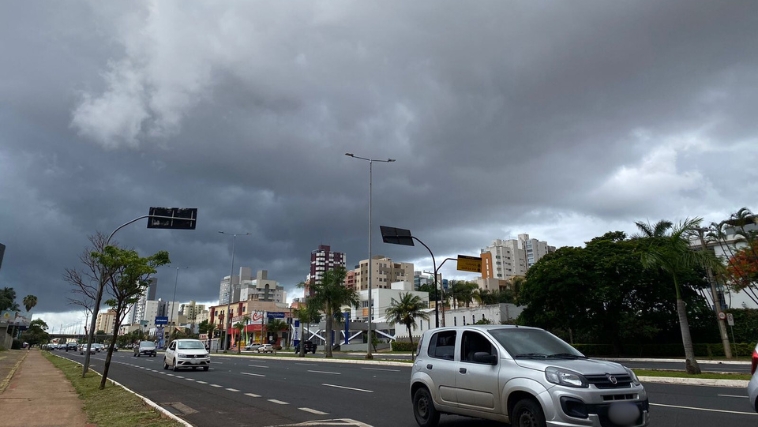Céu nublado viso da Av. Rondon Pacheco