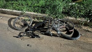 Bicicleta de jovem atropelado