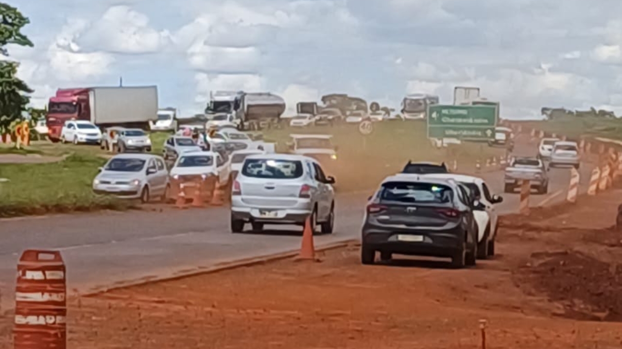 BR-365 ficou congestionada e precisou ser interditada parcialmente BR-365 ficou congestionada e precisou ser interditada parcialmente