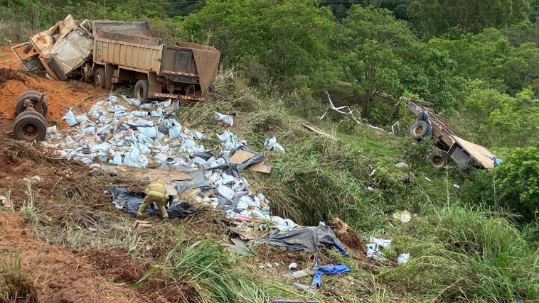 Vítima fatal foi encontrada a cerca de 25 metros do caminhão, às margens da MGC-354