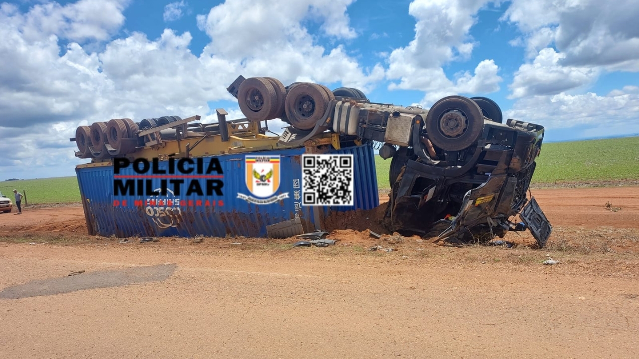 carreta cm contêiner capotado