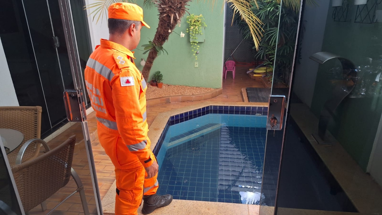 Criança de um ano e seis meses se afogou em piscina residencial - Crédito: Corpo de Bombeiros Criança de um ano e seis meses se afogou em piscina residencial - Crédito: Corpo de Bombeiros