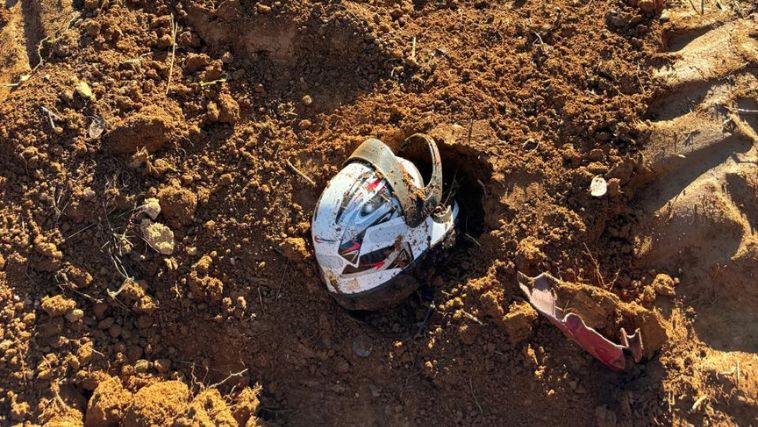 Capacete onde homem foi encontrado morto