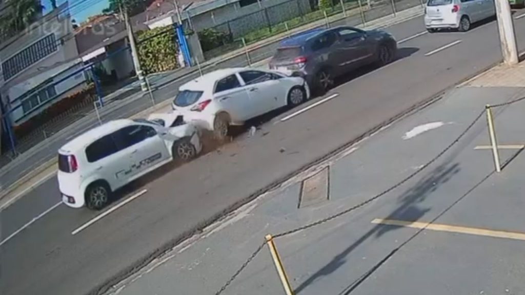 Engavetamento aconteceu enquanto motoristas aguardavam no semáforo; impacto causou transtornos Engavetamento aconteceu enquanto motoristas aguardavam no semáforo; impacto causou transtornos
