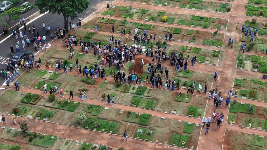 Corpo de Jeniffer Soares, influenciadora morta em enxurrada, é sepultado em Uberlândia