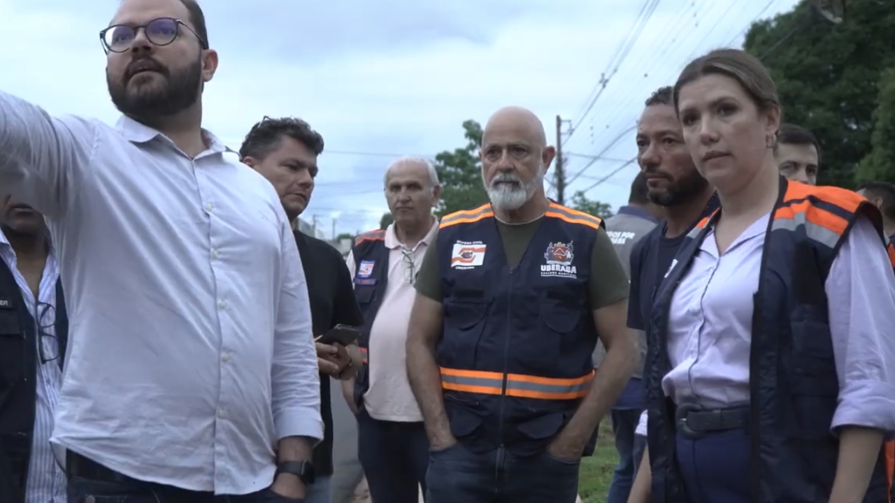Elisa estava acompanhada de secretários e funcionários da Defesa Civil Elisa estava acompanhada de secretários e funcionários da Defesa Civil