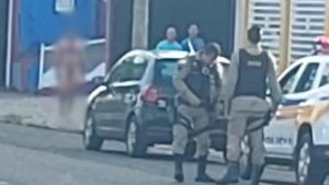 Os policiais tentaram verbalizar com o homem nu, mas foram ignorados