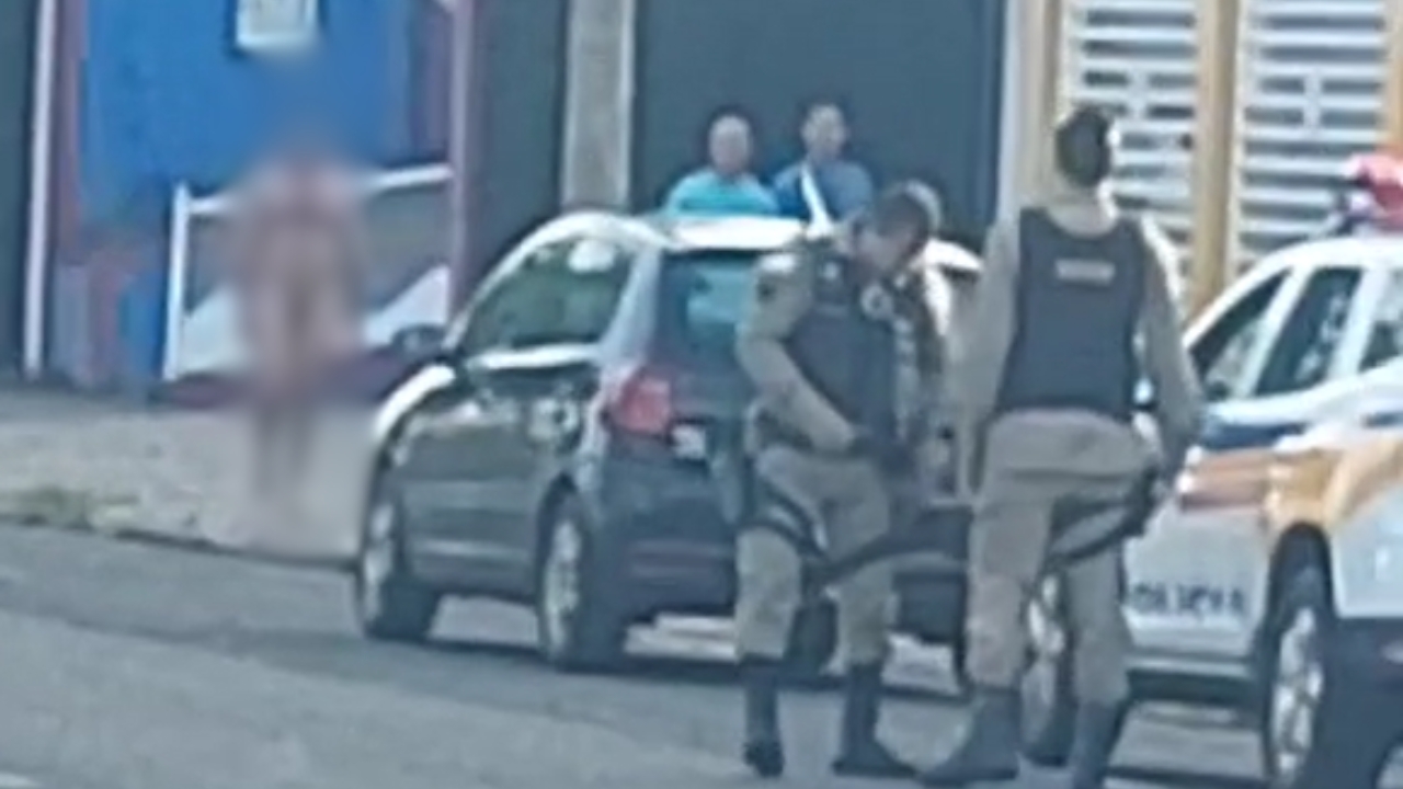 Os policiais tentaram verbalizar com o homem nu, mas foram ignorados Os policiais tentaram verbalizar com o homem nu, mas foram ignorados
