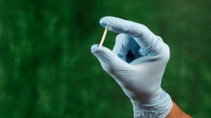 Implantes hormonais são popularmente conhecidos como chips da beleza