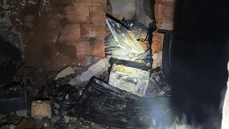 Estrutura comprometida e acúmulo de materiais recicláveis dificultaram ação dos bombeiros durante incêndio Estrutura comprometida e acúmulo de materiais recicláveis dificultaram ação dos bombeiros durante incêndio
