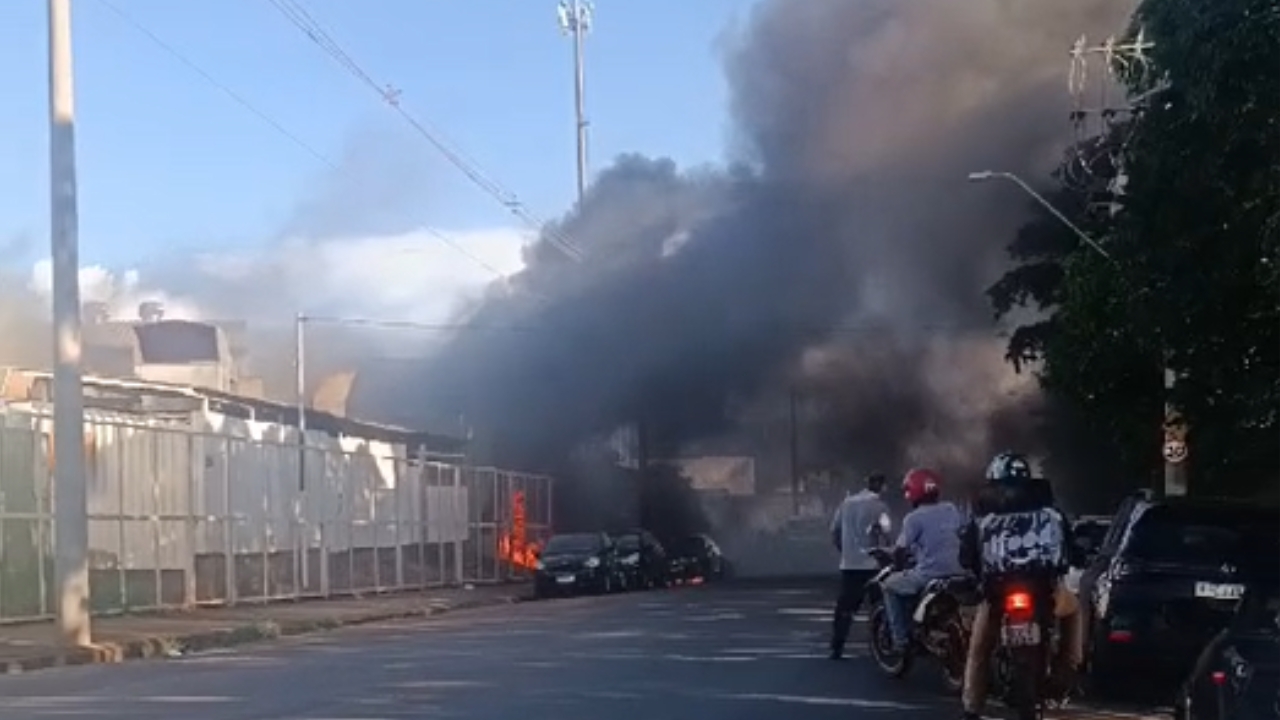 Incêndio atingiu fábrica de embalagens plásticas no Distrito Industrial 