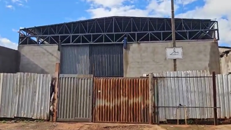 O galpão foi construído no lote aos fundos da casa do senhor Hilderoni Mendonça O galpão foi construído no lote aos fundos da casa do senhor Hilderoni Mendonça