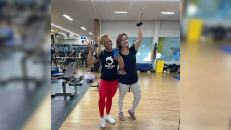 Personal trainer Jéssika e Mônica Cunha na academia