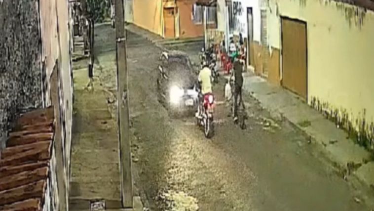 Acidente deixou um motociclista ferido na noite deste domingo (10)
