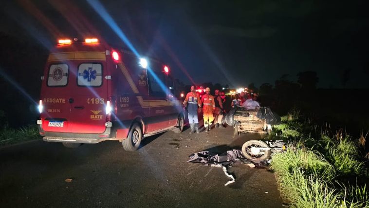 Acidente na noite de quarta-feira envolveu carretinha sem sinalização e quatro veículos; um motociclista em Uberlândia morreu 