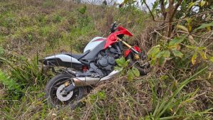 Condutor perdeu o controle da moto e saiu da pista na BR 146 em Araxá