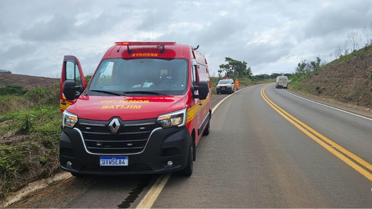 Bombeiros encontraram o motorista sem sinais vitais na BR 146 em Araxá Bombeiros encontraram o motorista sem sinais vitais na BR 146 em Araxá