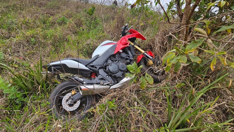Condutor perdeu o controle da moto e saiu da pista na BR 146 em Araxá Condutor perdeu o controle da moto e saiu da pista na BR 146 em Araxá
