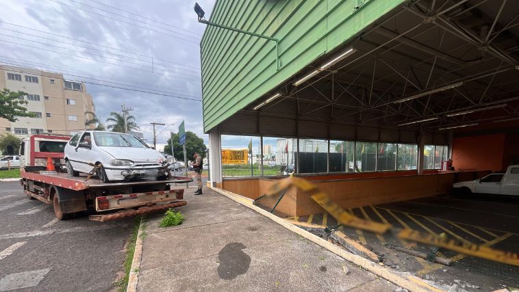 Fachada de supermercado atingida pelo carro de um motorista bêbado