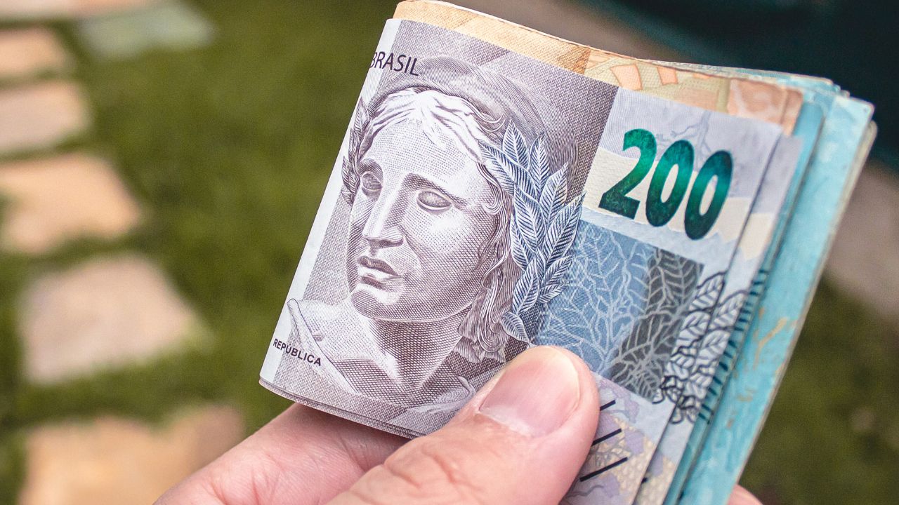 cdl-notas-cédulas-falsas Número muda do verde para o azul
