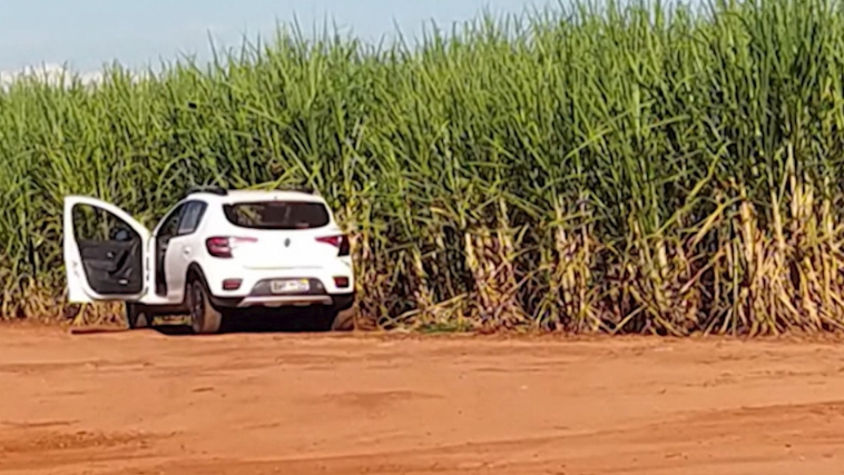 Dentro do carro, foi encontrado um revólver calibre 38, com três balas deflagradas, compatíveis com os disparos que tiraram a vida de Lêner Magdala. Crédito: Reprodução TV Paranaíba