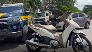 PRF recupera dois veículos roubados transportados por caminhão cegonha na BR-365  