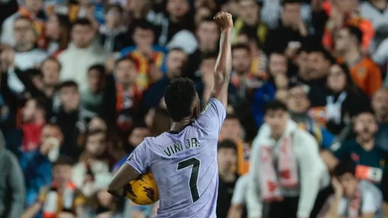 Vini Jr celebra gol com gesto antirracista