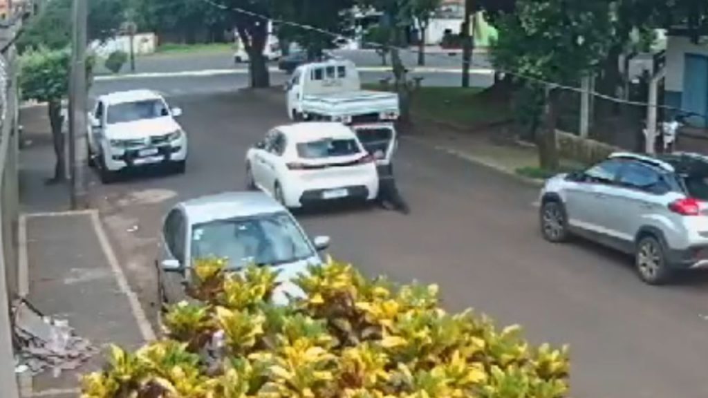 Falso entregador rouba celular e foge com cúmplice, mas é preso pela polícia. Descubra os detalhes da ação criminosa. Falso entregador rouba celular e foge com cúmplice, mas é preso pela polícia. Descubra os detalhes da ação criminosa.