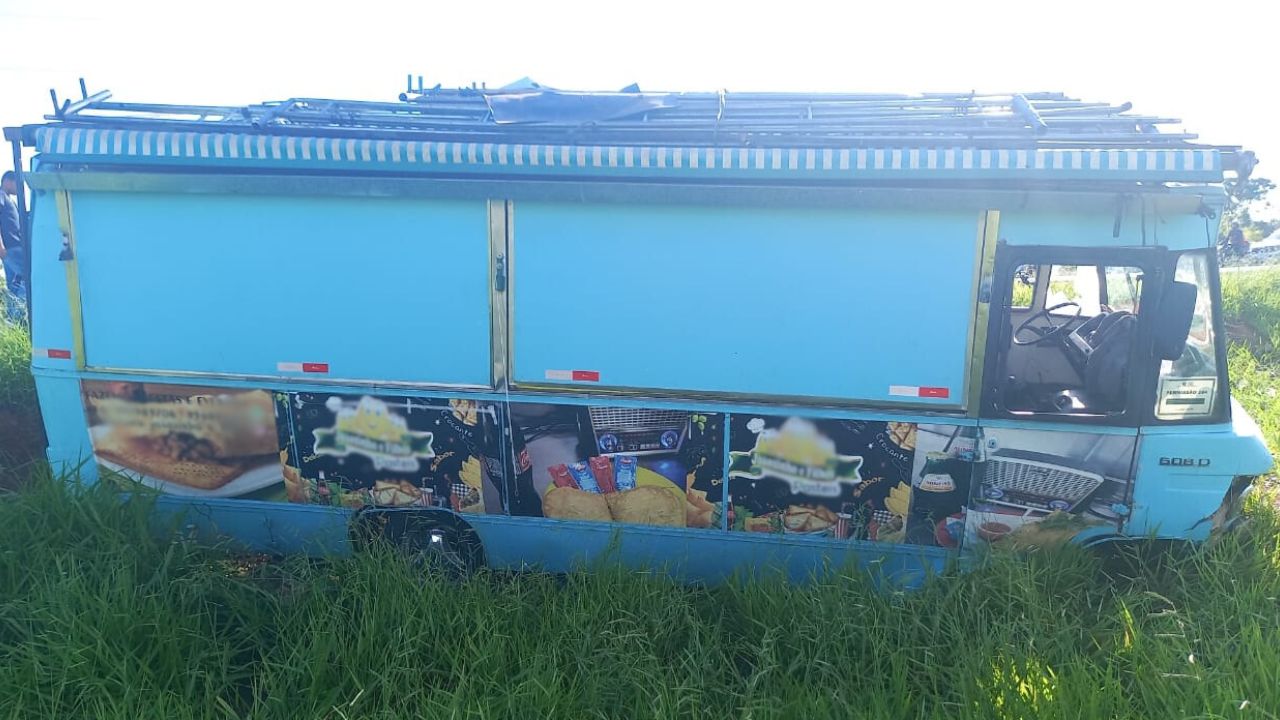 acidente-ônibus-moto-boi Motociclista sofre acidente após animal invadir a pista
