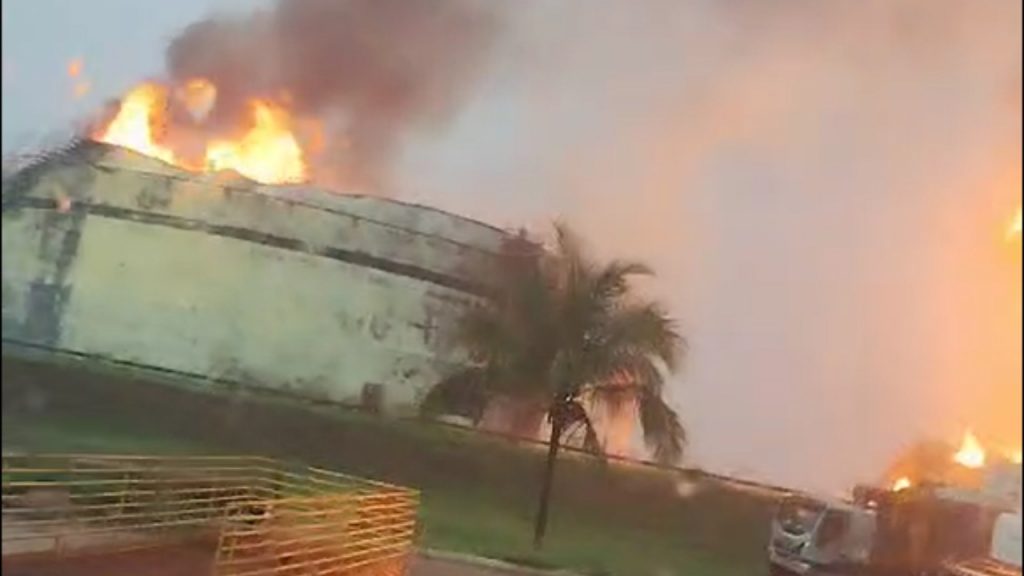 incêndio em indústria incêndio em indústria