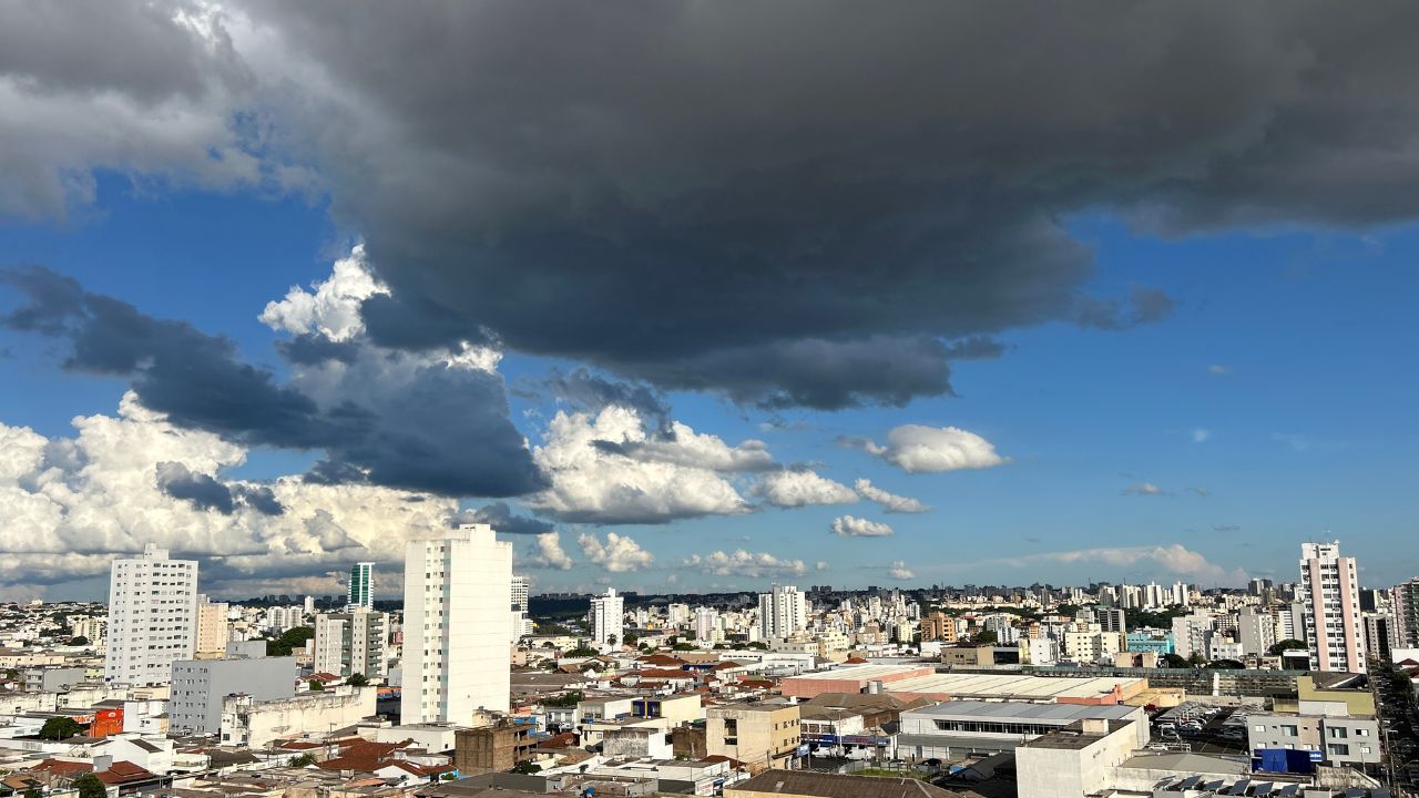 tempo-feriado-natal-chuvas-fortes Feriado poremte pancadas de chuva e tempo ameno - Crédito: Kauê Altrão/ Arquivo