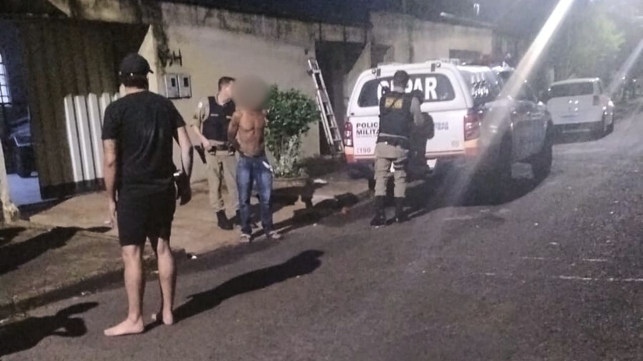Homem esfaqueia mulher e fica com a filha