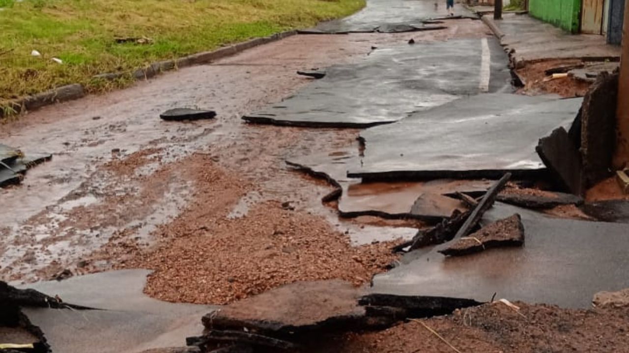 A enxurrada arrancou o asfalta da avenida Minervina Cândida 