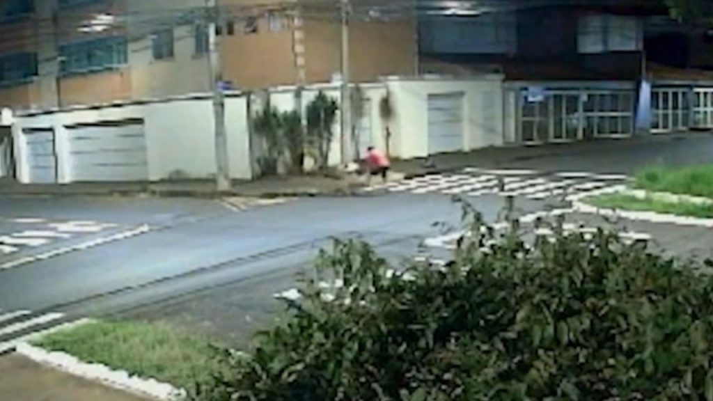 Estudante relata momentos de terror ao ser atacada e arrastada durante assalto no bairro Santa Mônica - Crédito: Redes Sociais