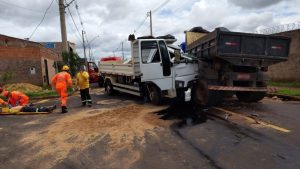 Acidente entre caminhões deixa motorista preso às ferragens em Uberaba