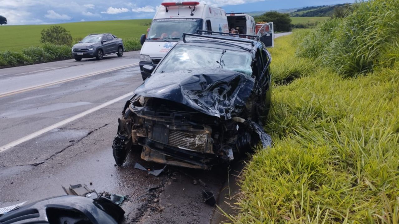 Batida frontal em rodovia