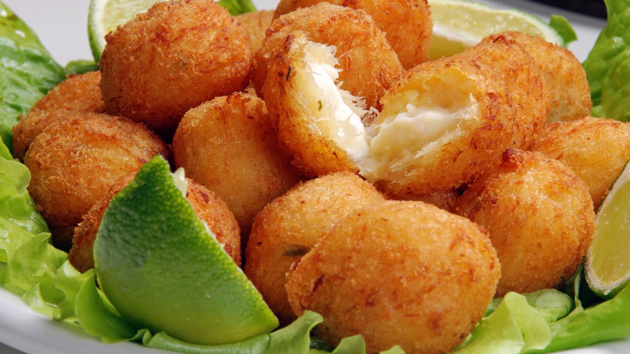 Bolinho de bacalhau crocante por fora, e macio por dentro, é perfeito para acompanhar qualquer momento - Crédito: Freepik