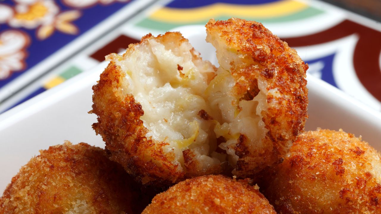 Bolinho de arroz é uma receita deliciosa e prática - Crédito: Freepik
