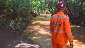 Bombeiros resgatam corpo
