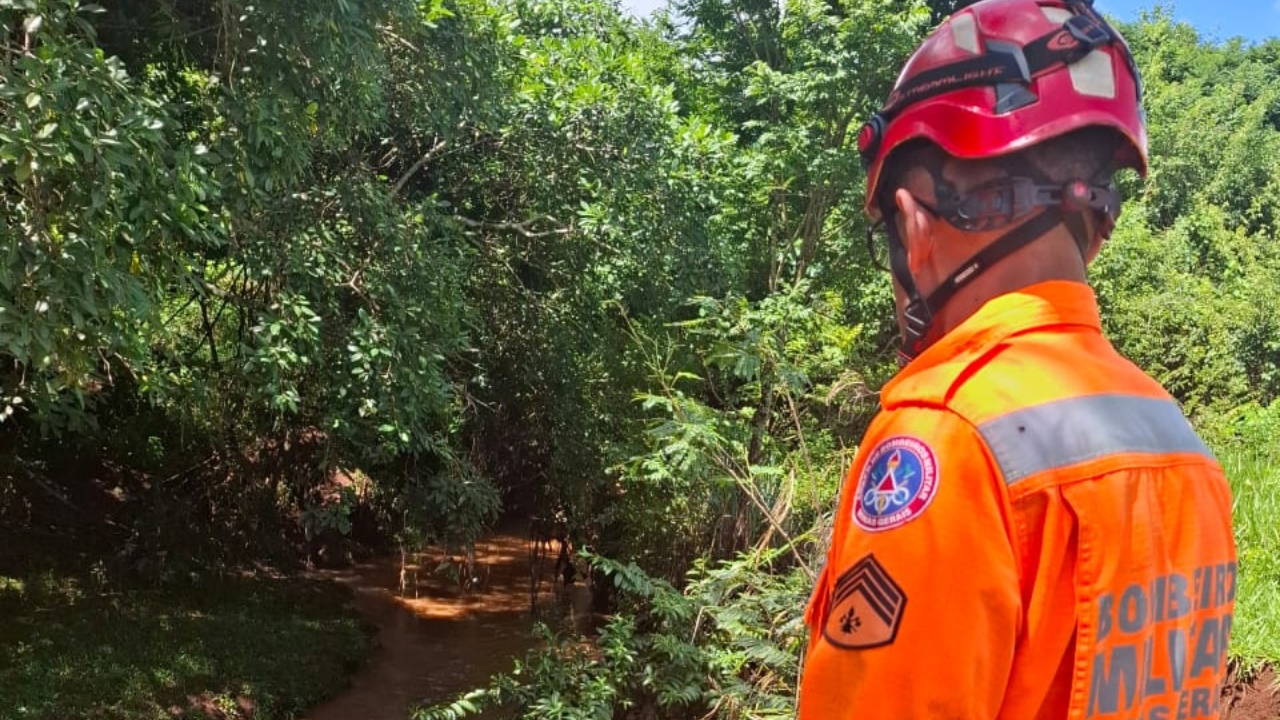 Bombeiros resgatam corpo