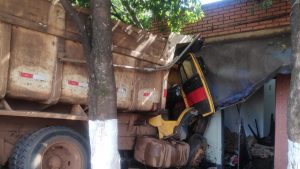 Caminhão sem freio atinge cantina de usina em Uberaba 