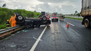 Capotamento em anel viário de Uberlândia deixa seis pessoas feridas