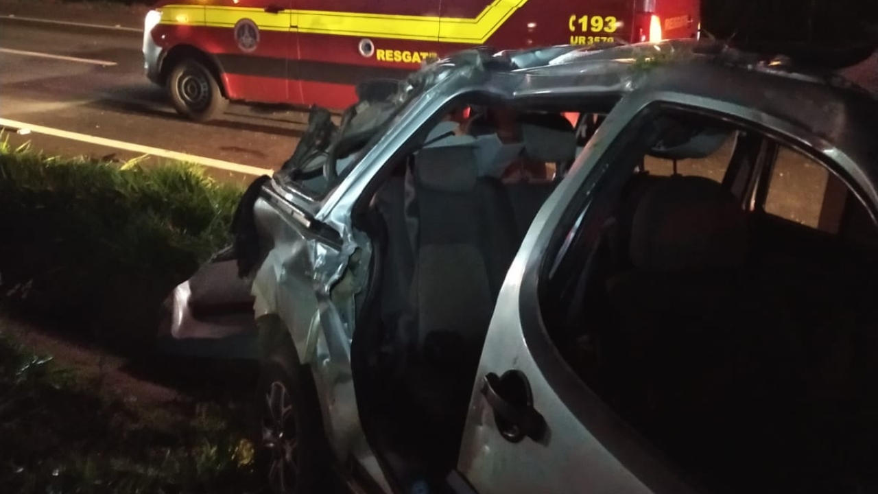 Veículo capotou no quilômetro 159 da MGC-452, em Uberlândia Veículo capotou no quilômetro 159 da MGC-452, em Uberlândia